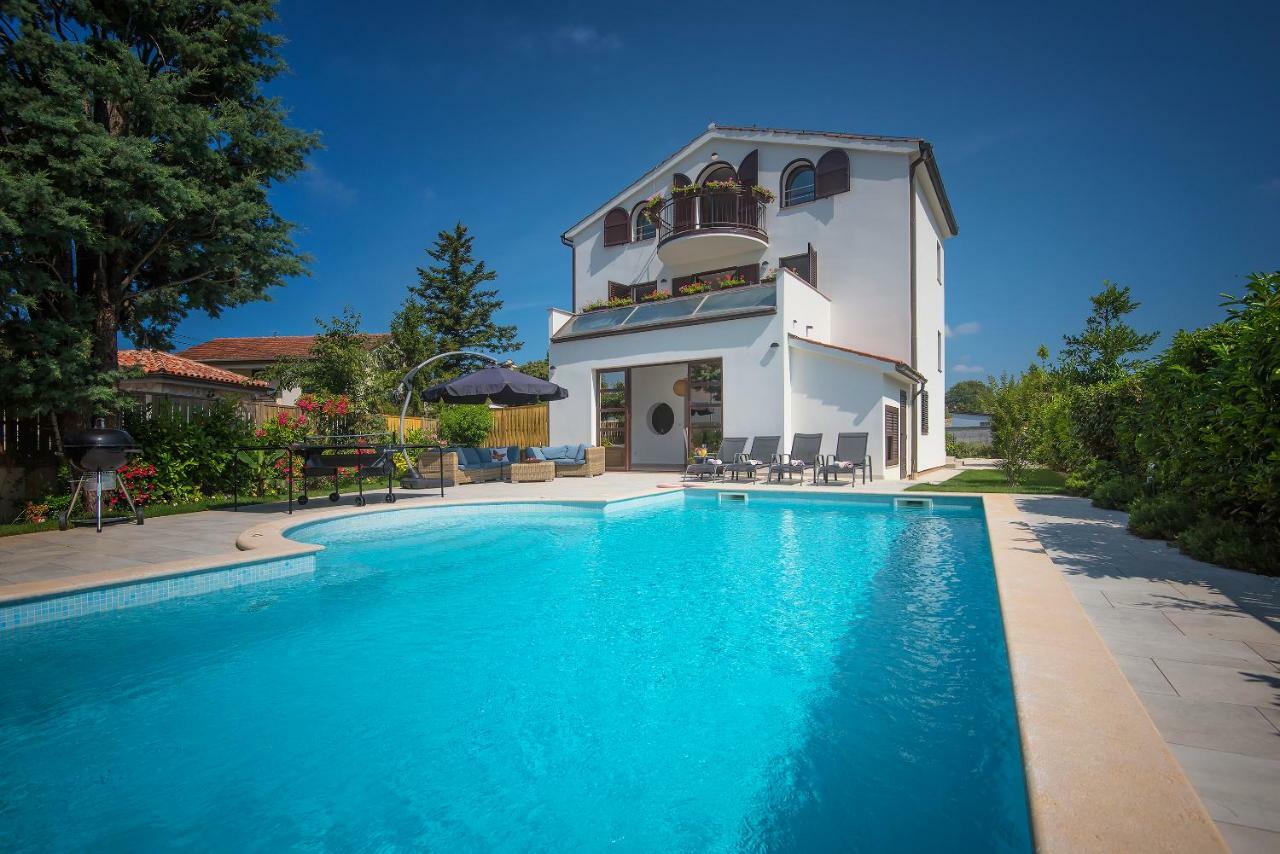 Villa Andrija Family Dream With Heated Pool At The Sea With Beautiful Garden, Outside Cinema And Kids Playground Фажана Экстерьер фото